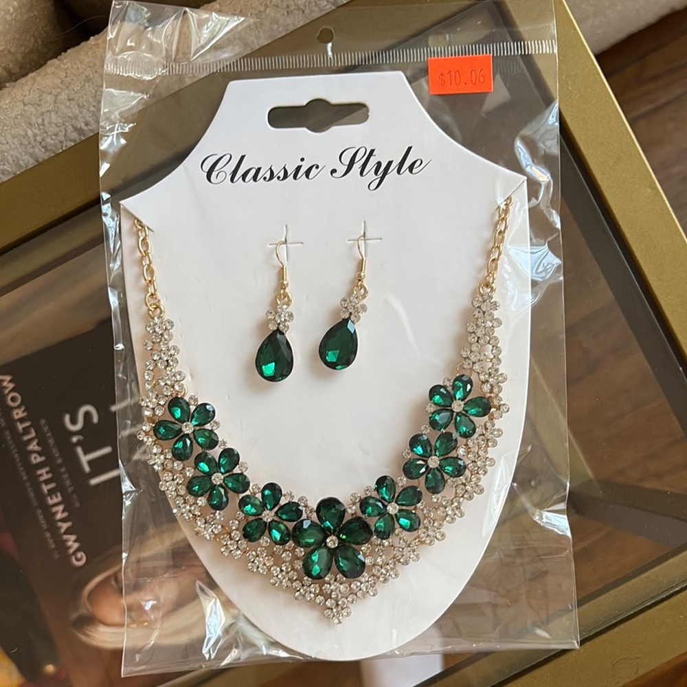 Classic Green and Gold Necklace